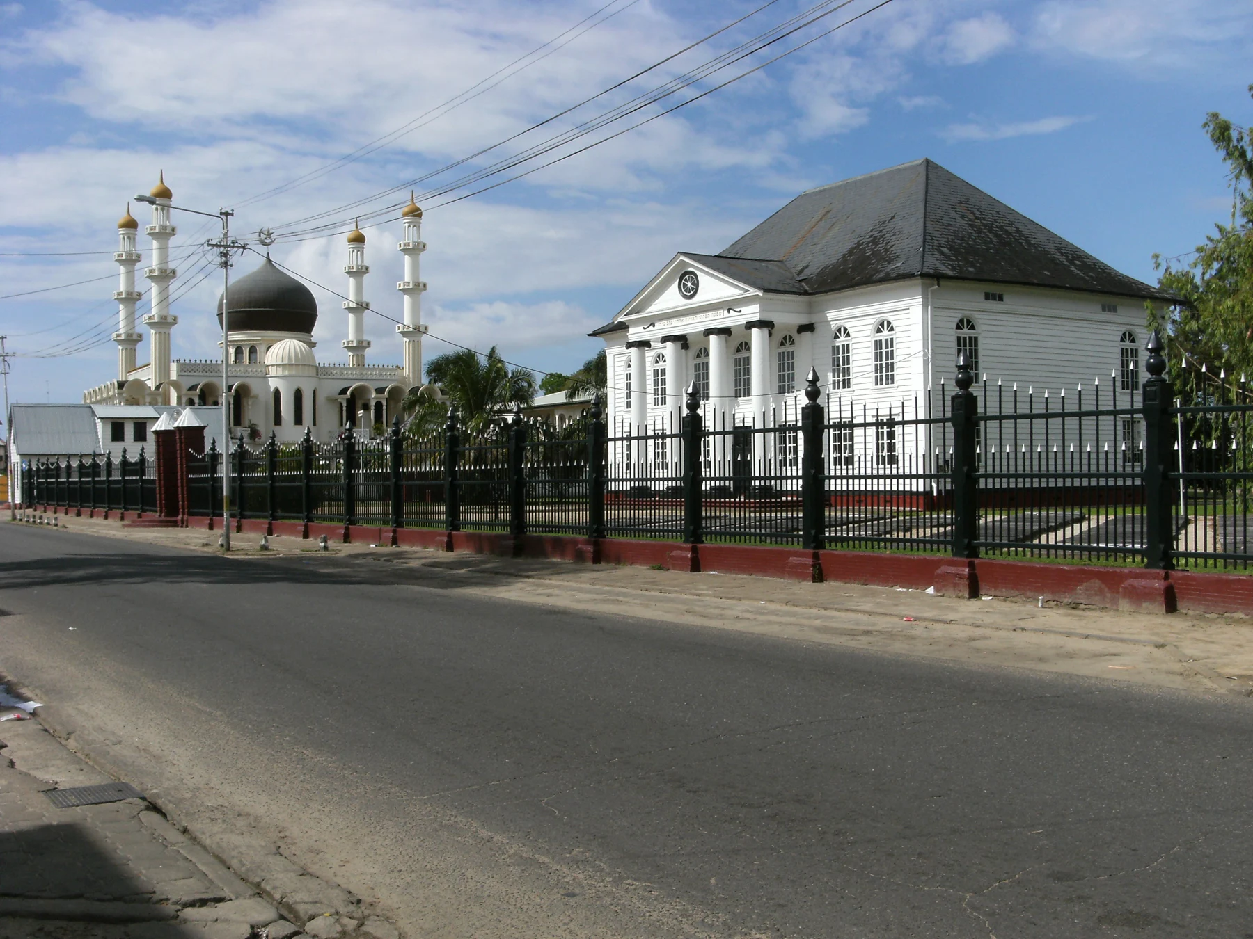 De synagoge en moskee aan de Keizerstraat in Paramaribo