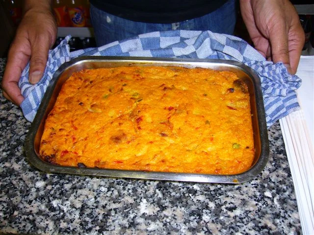 Een ovenschaal met gebakken pom