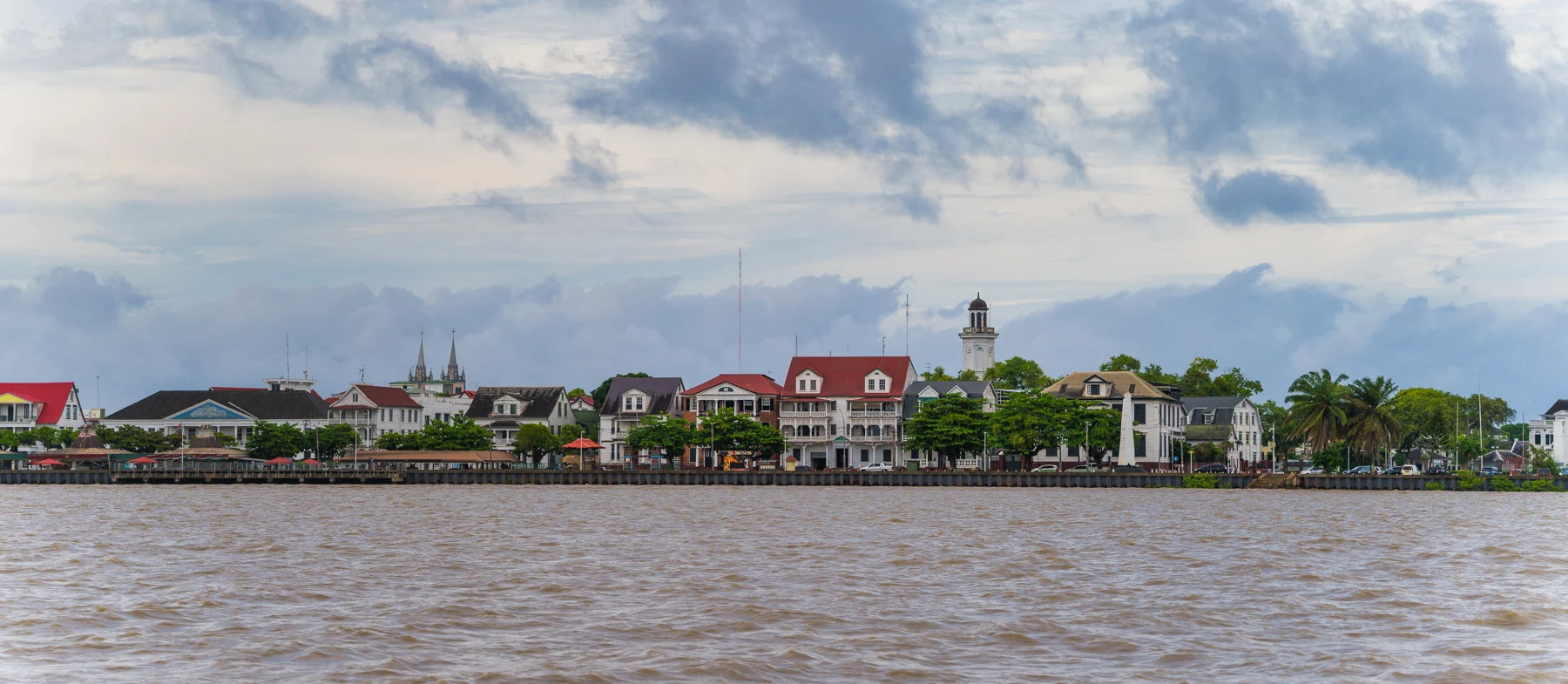 De Waterkant van Paramaribo, gezien vanaf de Surinamerivier
